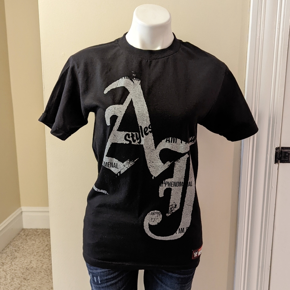 WWE AJ Styles black t-shirt size small